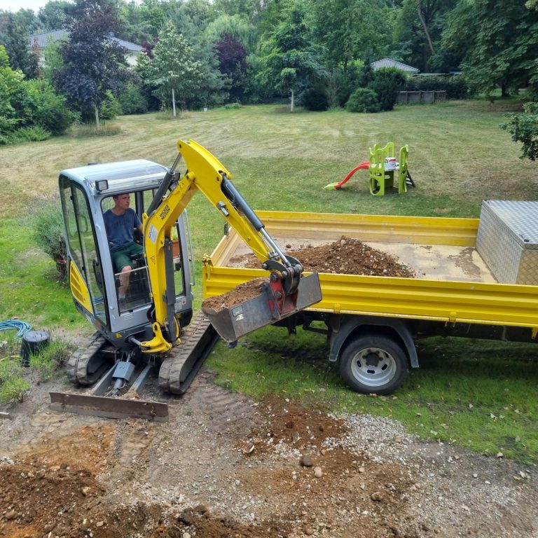 Erdarbeiten, Aushubarbeiten, Abrissarbeiten, Planieren, Terasse anlegen, Terassieren, Planie machen, Plan machen, Bagger, LKW, Kipper, Minibagger, Dumper, Radlader, Pool, Teich, Mauer, Mauern, Gartenmauer, Naturmauer, Natursteinmauer, Zittau, Löbau, Bautzen, Görlitz, Heim- und Grünwerker